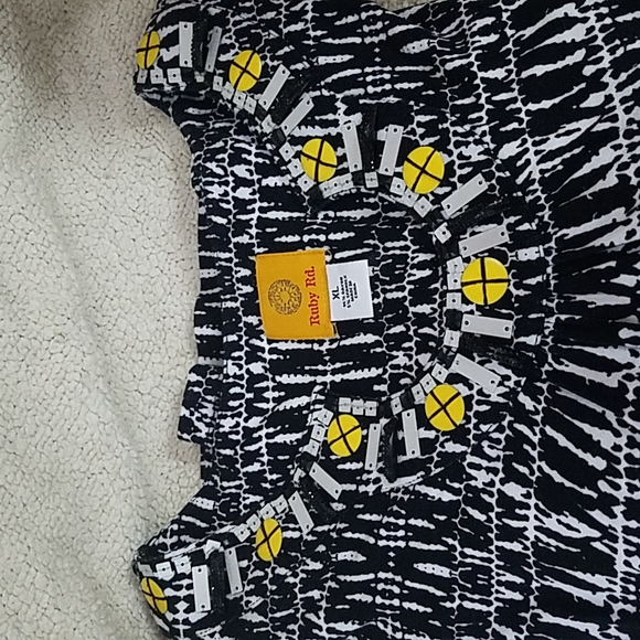 Black/white, 3/4 sleeve Ruby Rd blouse - Picture 2 of 4